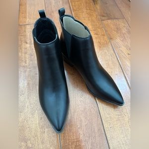 NEW Marc Fisher Yale Chelsea booties in black, size 7